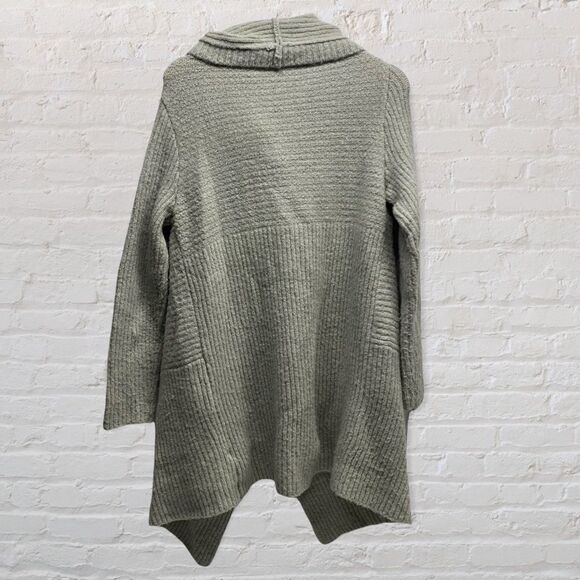 Saks Fifth Avenue wrap size Small Gray - Picture 2 of 13